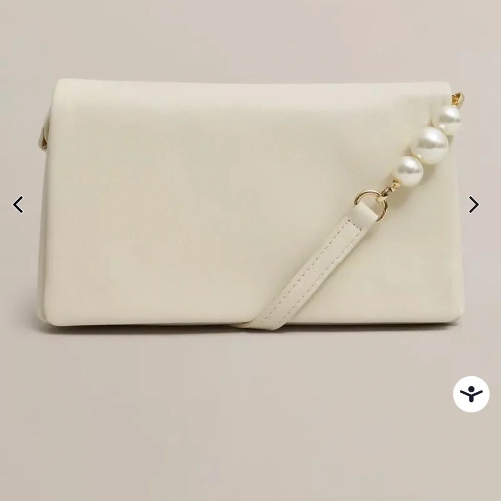 Jas Pearl Clutch with Pearl detail - Picture 1 of 10